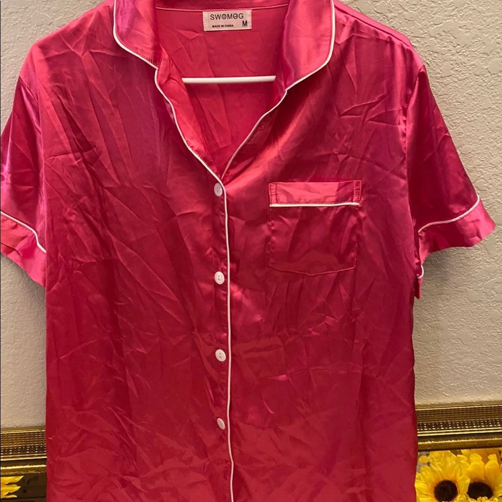 Swomog pajama shirt satin
Size medium